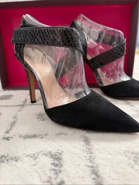 Vince Camuto: Black Pointed-Toe High Heel Pump with Snakeskin Strap
